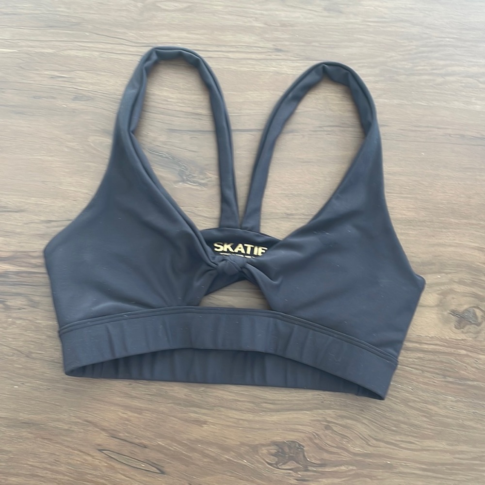 Skatie keyhole sports bra